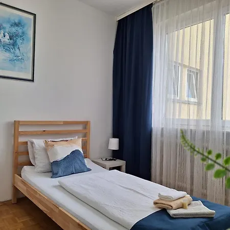 Проживання в сім'ї Brightcenterapartment Грац