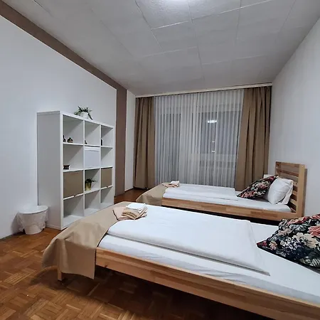 Проживання в сім'ї Brightcenterapartment