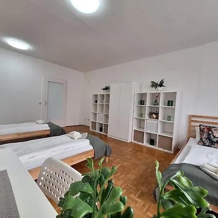Brightcenterapartment Проживання в сім'ї