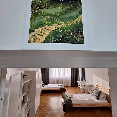 Проживання в сім'ї Brightcenterapartment